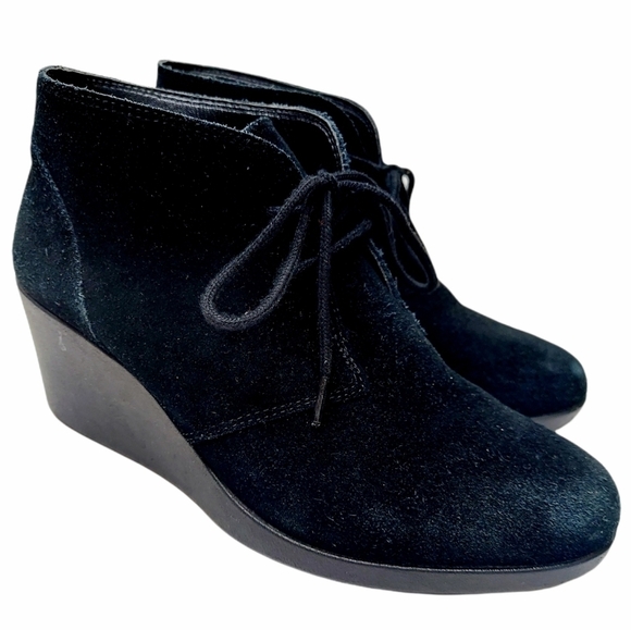 CROCS Leigh Ankle Boots Black Suede Wedge Heel Lace Booties Womens Shoe Size 6.5 - Picture 1 of 15